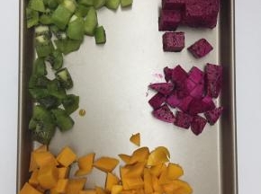 先把自己喜欢的水果切成小块，我用的是芒果、红火龙果，猕猴桃