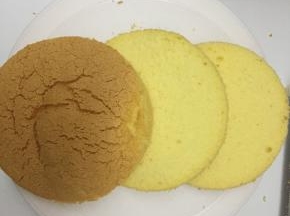 等到蛋糕完全晾凉之后，用分片辅助器，将蛋糕分成三片