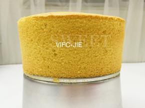 出炉后从20公分高震几下，把里面的热气震出来，再立马倒扣2个小时至完全晾凉才能脱膜