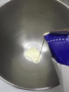 现在来打发淡奶油，我喜爱用蓝风车，将淡奶油倒入UKOEO厨师机801的盆里