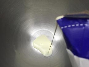 现在来打发淡奶油，我喜爱用蓝风车，将淡奶油倒入UKOEO厨师机801的盆里