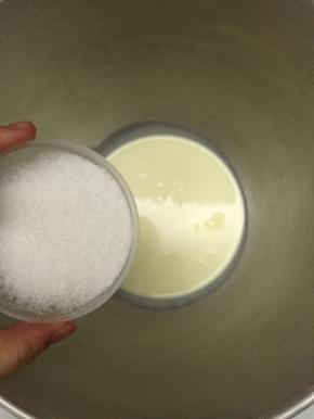 再倒入细砂糖，再加入一点点盐，我个人喜欢加点点盐，主要是中和下淡奶油的甜度