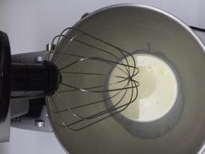 将打蛋盆装上厨师机，然后就按键扭到第5档进行打发淡奶油，这个非常重要，要蹲在那看着，千万别走开，免得打发过了，浪费了好奶油