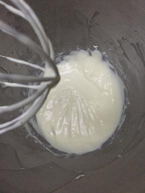 大概打发了1分钟左右，就能出现以下适合抹面的姿态了，抹面的奶油要稍微比较软点，是打发到稍微有纹路就好了，如果过得硬了，在抹面时会越抹越粗