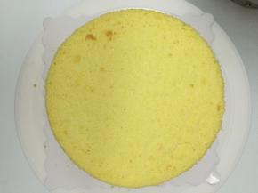 再涂上奶油，最后盖上蛋糕片