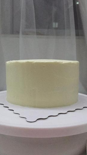 再在表面涂上奶油，进行均匀的抹表面，