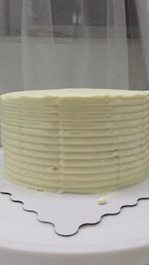 然后在蛋糕的四周，利用三角刮刀，均匀的刮一圈