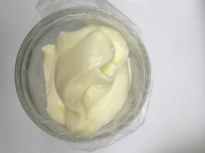 裱花袋里面先装入螺旋8齿裱花嘴，然后剩下的淡奶油装入裱花袋里，