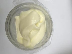 裱花袋里面先装入螺旋8齿裱花嘴，然后剩下的淡奶油装入裱花袋里，