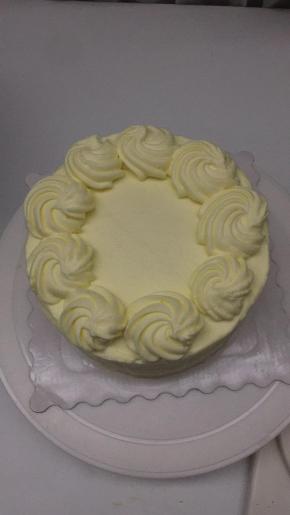 在蛋糕的表面挤上喜欢的花型即可