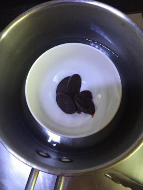 先准备好一热水，里面放一个小碗，巧克力放到小碗里，隔热水把巧克力溶化了