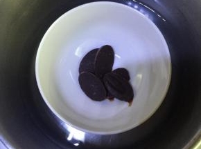 先准备好一热水，里面放一个小碗，巧克力放到小碗里，隔热水把巧克力溶化了