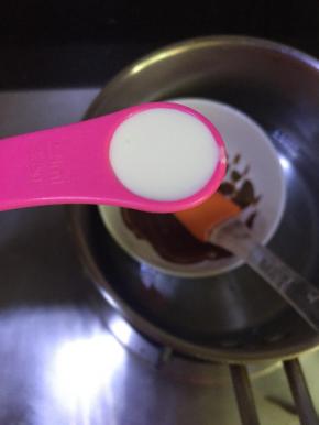 在溶化好的巧克力里加入适量的淡奶油，调配甘纳许