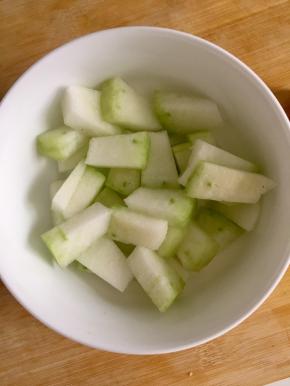 冬瓜去皮切片备用