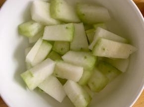 冬瓜去皮切片备用