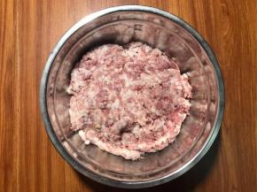 选择肉馅：肥瘦比例是3比7。