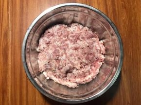 选择肉馅：肥瘦比例是3比7。