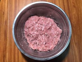 顺时针搅匀，盖保鲜膜放冰箱冷藏腌渍几个小时，或者隔夜。