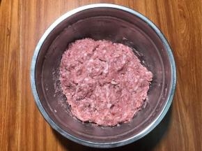 顺时针搅匀，盖保鲜膜放冰箱冷藏腌渍几个小时，或者隔夜。