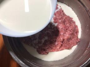 淀粉与水混合搅匀，边顺时针搅合肉馅边加入淀粉浆，使肉馅全部吸收，上劲。