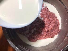 淀粉与水混合搅匀，边顺时针搅合肉馅边加入淀粉浆，使肉馅全部吸收，上劲。