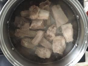 排骨切段焯水后备用