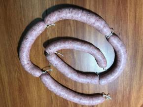 慢慢灌满肠衣，然后适当长度系扣子。