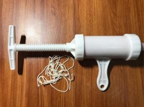 准备灌肠器和棉线