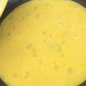 锅里倒入适量的油，等油八成热时下入鸡蛋，快速用筷子搅拌成小块