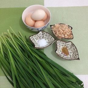 准备：韭菜、十三香、盐、虾皮和鸡蛋