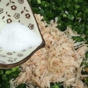 然后将浸泡好的虾皮沥干水分和盐一起放入韭菜馅中，搅拌均匀