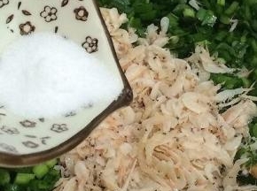 然后将浸泡好的虾皮沥干水分和盐一起放入韭菜馅中，搅拌均匀