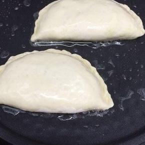 锅里倒入适量的油，等油热后，放入做好的韭菜盒子，直至煎熟为止