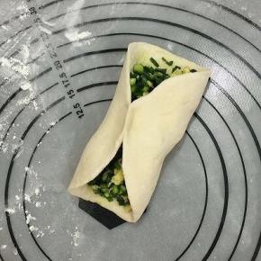 先从中间开始捏紧，然后在两边捏紧