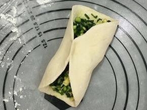 先从中间开始捏紧，然后在两边捏紧