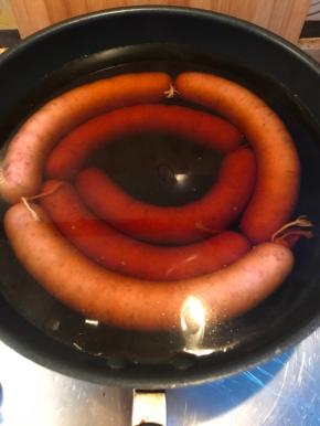 锅中烧水，放一点老抽调色，全程煮肠最小火，不能煮开锅冒泡，慢煮40分钟。