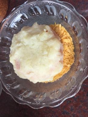 再将土豆番茄饼放入面包糠中滚一滚