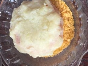 再将土豆番茄饼放入面包糠中滚一滚