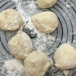 将面团的气排出，分成70克一个小面团