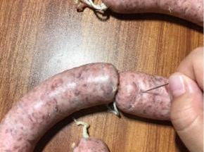 用针扎一扎肠身，揉搓肠身排气。