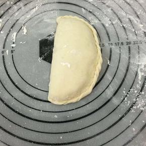 包完以后，用手轻轻按一下，最后边上捏出麦穗状