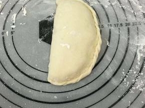 包完以后，用手轻轻按一下，最后边上捏出麦穗状