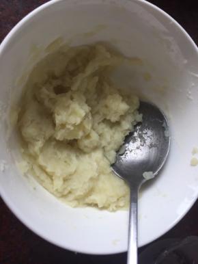 将蒸好的土豆压成泥