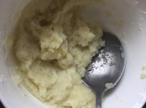 将蒸好的土豆压成泥