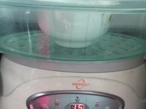 然后放入蒸锅蒸15分钟