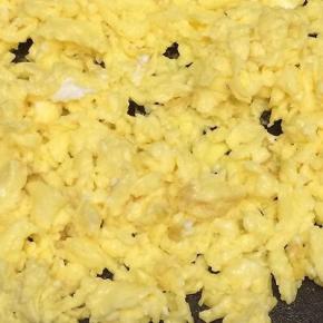 煎好的鸡蛋，放在一边晾凉