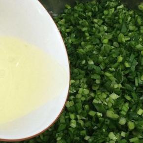 韭菜洗干净，切成小粒加入油搅拌均匀