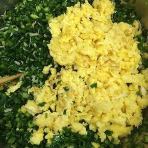 最后将晾凉的鸡蛋倒入搅匀