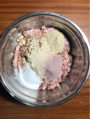  加入蒜粉，红肠粉，红曲粉，白胡椒粉，盐，鸡粉。