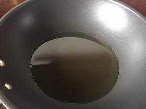 锅里倒入适量油，烧至八成热